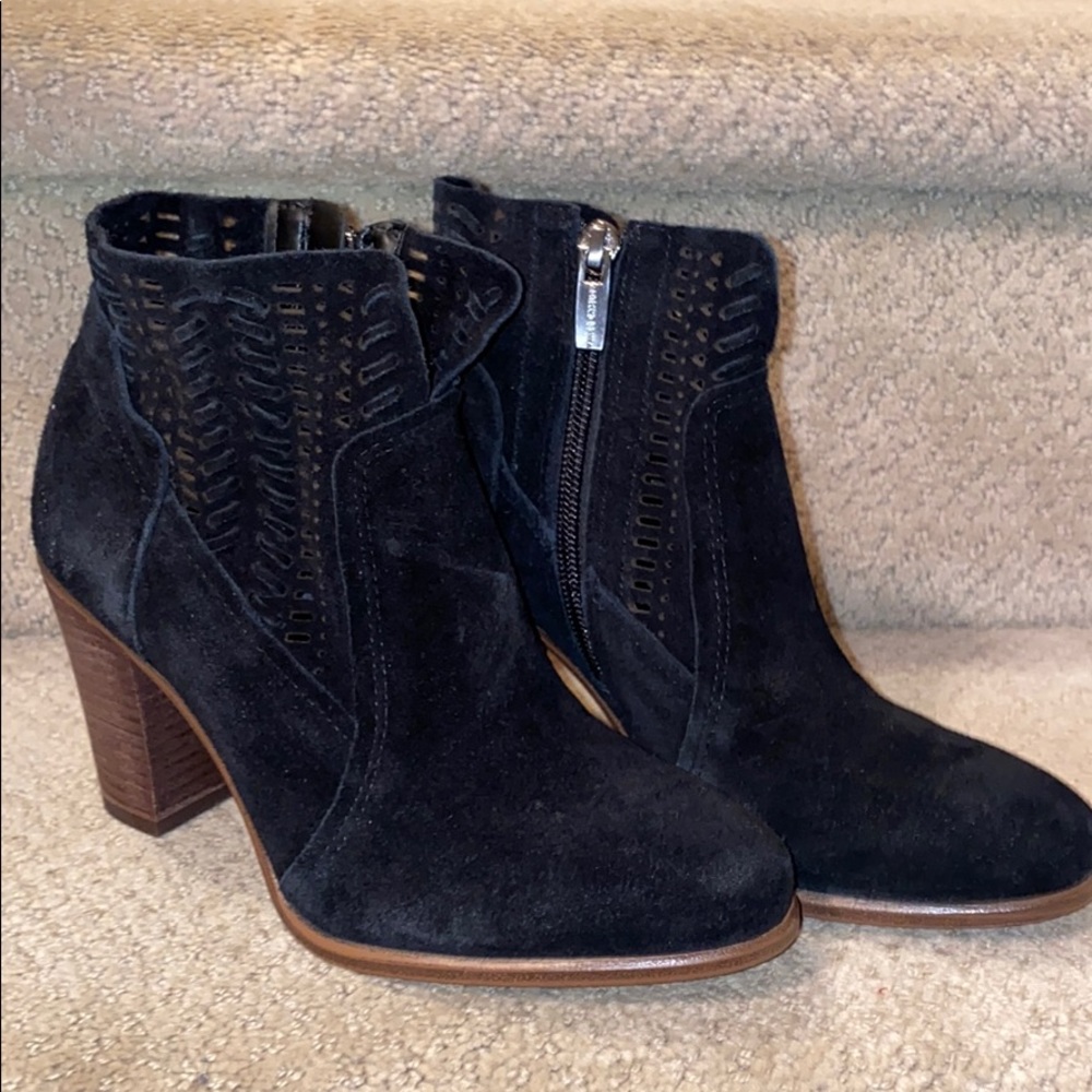 VINCE CAMUTO BLACK HEELED BOOTIE WITH CUT OUTS